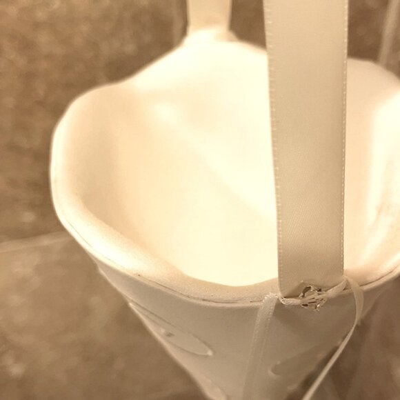 Disney Cinderella Wedding Flower Girl Basket Ivory Petal Cone And Pillow - Picture 4 of 8